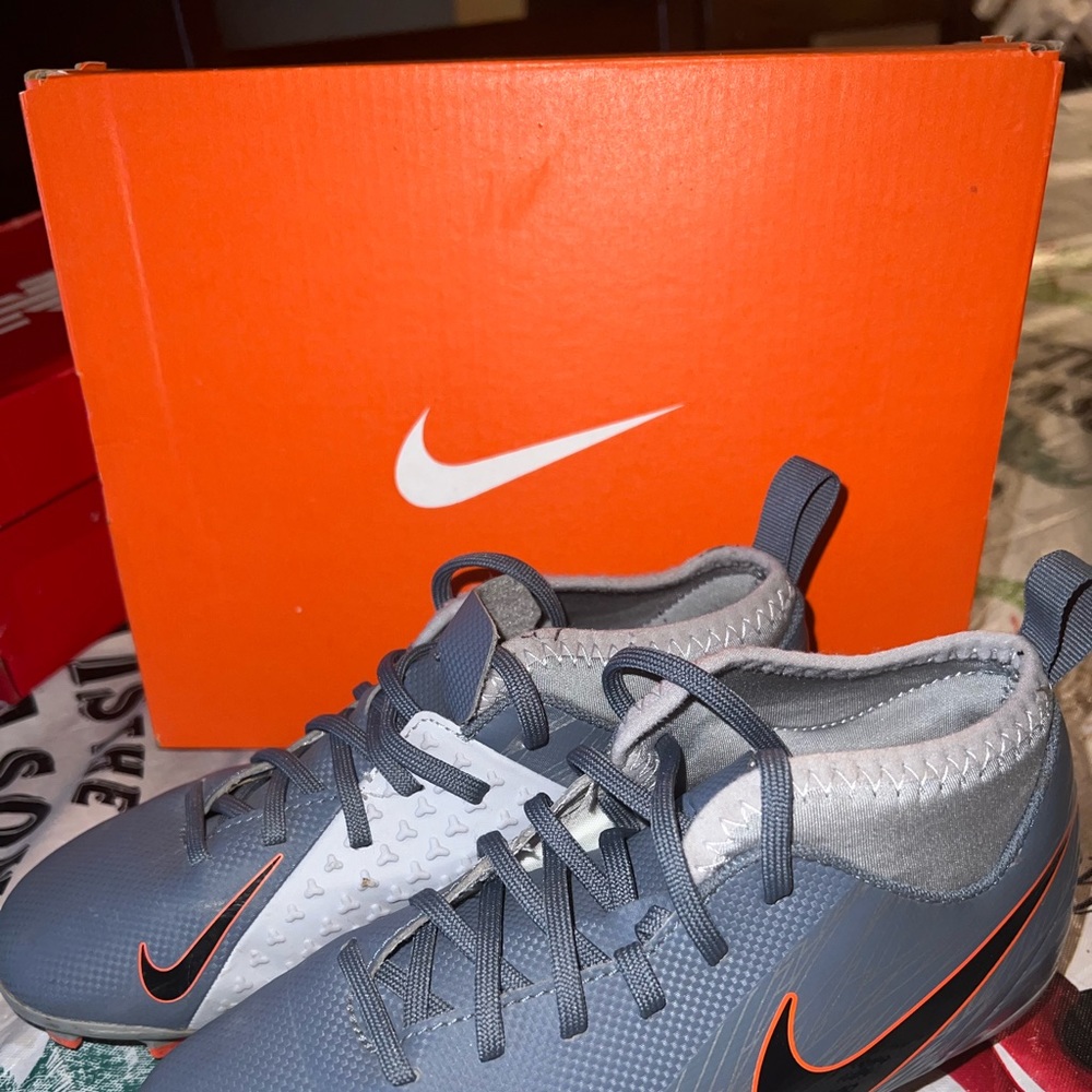 Soccer shoes